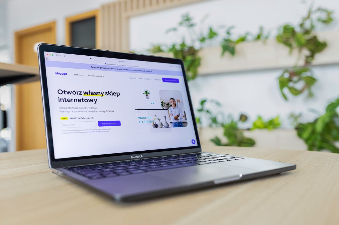 Mastering the First Impression: Your intriguing post title goes here Close-up of a laptop with an open e-commerce website, surrounded by modern office decor.